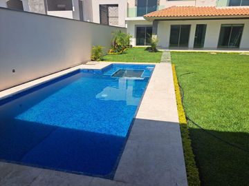 Casa sola en condominio con alberca en Xochitepec Morelos