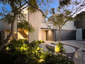 Casa de Lujo en Venta  con Alberca en La Ceiba, Zona Dorada Zapopan