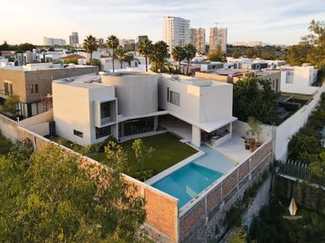 Casa de Lujo en Venta  con Alberca en La Ceiba, Zona Dorada Zapopan