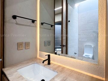 Casa de Lujo en Venta  con Alberca en La Ceiba, Zona Dorada Zapopan