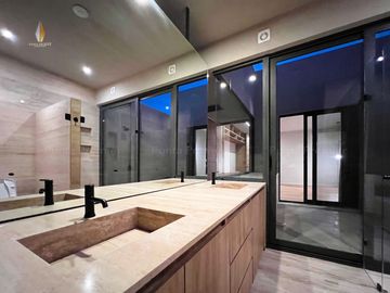 Casa de Lujo en Venta  con Alberca en La Ceiba, Zona Dorada Zapopan