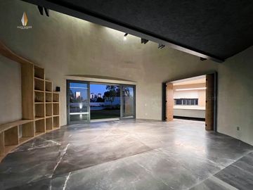 Casa de Lujo en Venta  con Alberca en La Ceiba, Zona Dorada Zapopan