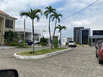 Casa con vista al lago en venta en Aquamarina