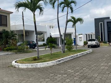 Casa con vista al lago en venta en Aquamarina