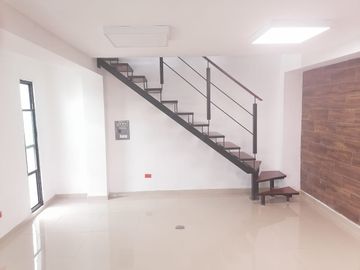 CASA EN VENTA EN APODACA NL ZONA VALLE DE SAN MIGUEL SECTOR II/PRIVADA 3 NIVELES