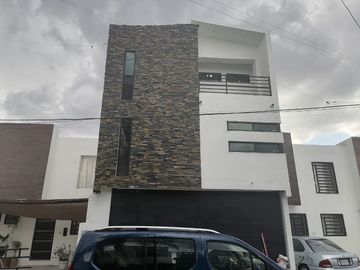 CASA EN VENTA EN APODACA NL ZONA VALLE DE SAN MIGUEL SECTOR II/PRIVADA 3 NIVELES