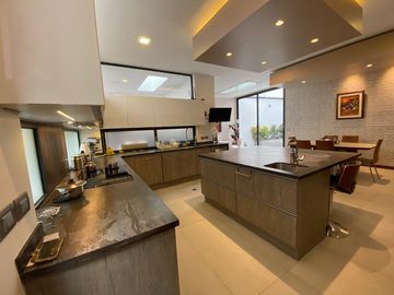 Magnífico departamento, acabados de lujo, doble altura: 741/351 m2