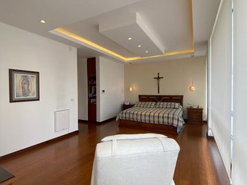 Magnífico departamento, acabados de lujo, doble altura: 741/351 m2