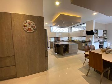 Magnífico departamento, acabados de lujo, doble altura: 741/351 m2
