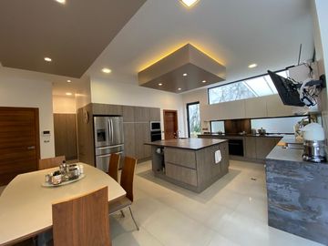 Magnífico departamento, acabados de lujo, doble altura: 741/351 m2