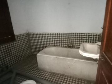 VENDO LOCAL COMERCIAL EN ESQUINA DE CALLE PIZARRO ( SEGUNDO PISO)
