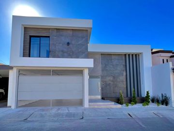 Se vende casa ubicada en Cerrada del Carmen.