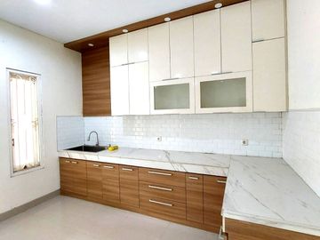 Rumah Mewah dan Strategis di Awana Townhouse