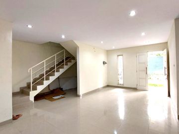 Rumah Mewah dan Strategis di Awana Townhouse