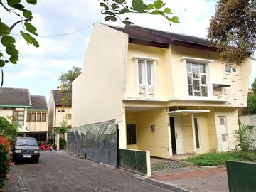 Rumah Mewah dan Strategis di Awana Townhouse