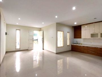 Rumah Mewah dan Strategis di Awana Townhouse