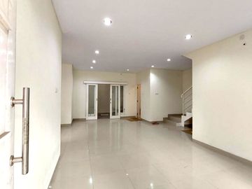 Rumah Mewah dan Strategis di Awana Townhouse