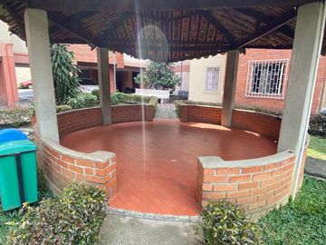 Se vende apartamento ubicado en el conjunto “La Alambra V estapa” cuarto piso