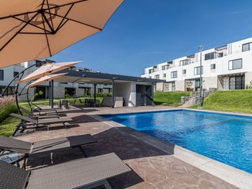 CASA EN VENTA AL SUR DE CUERNAVACA CON ALBERCA Y JARDIN