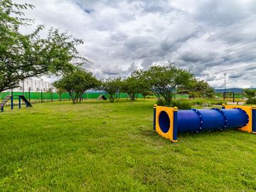 CASA EN VENTA AL SUR DE CUERNAVACA CON ALBERCA Y JARDIN