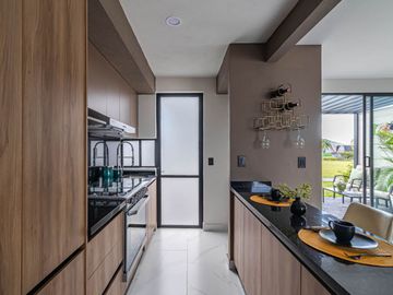 CASA EN VENTA AL SUR DE CUERNAVACA CON ALBERCA Y JARDIN