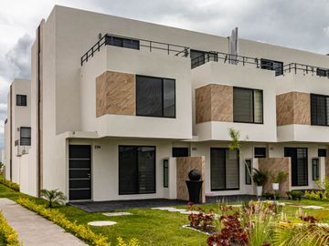 CASA EN VENTA AL SUR DE CUERNAVACA CON ALBERCA Y JARDIN