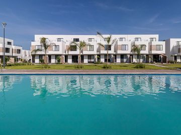 CASA EN VENTA AL SUR DE CUERNAVACA CON ALBERCA Y JARDIN