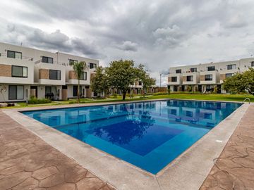 CASA EN VENTA AL SUR DE CUERNAVACA CON ALBERCA Y JARDIN