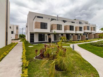 CASA EN VENTA AL SUR DE CUERNAVACA CON ALBERCA Y JARDIN