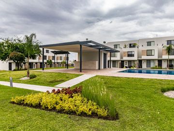 CASA EN VENTA AL SUR DE CUERNAVACA CON ALBERCA Y JARDIN