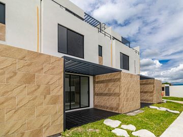 CASA EN VENTA AL SUR DE CUERNAVACA CON ALBERCA Y JARDIN