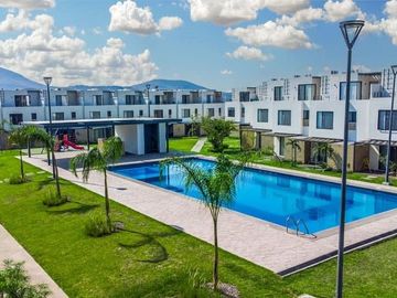 CASA EN VENTA AL SUR DE CUERNAVACA CON ALBERCA Y JARDIN