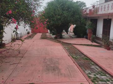Casa habitación, con amplios jardines, arboles frutales, asador y salón de fiestas