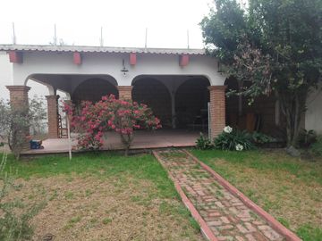 Casa habitación, con amplios jardines, arboles frutales, asador y salón de fiestas