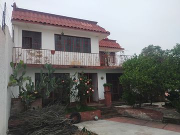 Casa habitación, con amplios jardines, arboles frutales, asador y salón de fiestas