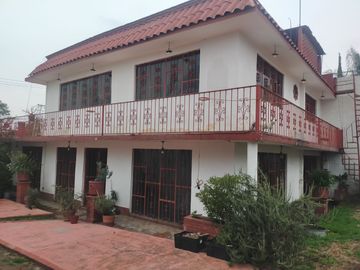 Casa habitación, con amplios jardines, arboles frutales, asador y salón de fiestas