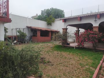 Casa habitación, con amplios jardines, arboles frutales, asador y salón de fiestas