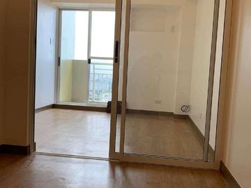 Ready-for-occupancy, Condo For Sale In Parañaque accessible to LRT, airport, Taguig, Makati, Alabang and MOA, Ready-For-Occupancy
