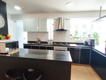 PROMOCIÓN AMPLIO DÚPLEX AMOBLADO Y EQUIPADO – SAN BORJA, LÍMITE CON CHACARILLA