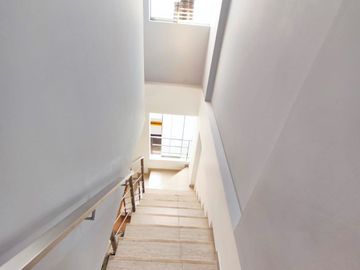 PROMOCIÓN AMPLIO DÚPLEX AMOBLADO Y EQUIPADO – SAN BORJA, LÍMITE CON CHACARILLA