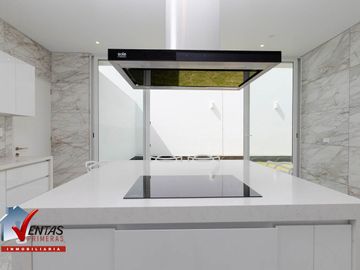 BELLA CASA EN CONDOMINIO DE 10 CASAS DE ESTRENO 3ER PISOS, ACABADOS A1, Y CUENTA CON UNA EXCELENTE ILUMINACIÓN NATURAL, AMBIENTES AMPLIOS Y CÓMODOS, D