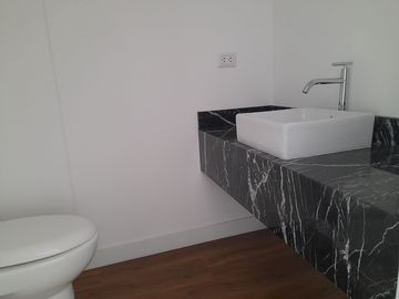 VENDO PENTHOUSE DE ESTRENO AREA TECHADA 190 MTS2 Y TERRAZA 61 MTS2. MIRAFLORES