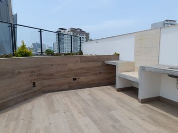 VENDO PENTHOUSE DE ESTRENO AREA TECHADA 190 MTS2 Y TERRAZA 61 MTS2. MIRAFLORES