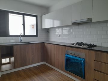 VENDO PENTHOUSE DE ESTRENO AREA TECHADA 190 MTS2 Y TERRAZA 61 MTS2. MIRAFLORES