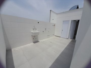 VENDO PENTHOUSE DE ESTRENO AREA TECHADA 190 MTS2 Y TERRAZA 61 MTS2. MIRAFLORES