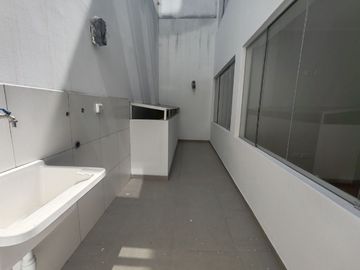 DEPARTAMENTO 1ER PISO CERCA AL MALL AVENTURA Y LAMBRAMANI