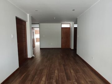 DEPARTAMENTO 1ER PISO CERCA AL MALL AVENTURA Y LAMBRAMANI