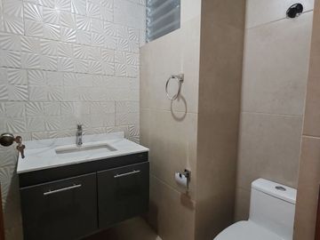 DEPARTAMENTO 1ER PISO CERCA AL MALL AVENTURA Y LAMBRAMANI