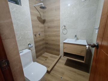 DEPARTAMENTO 1ER PISO CERCA AL MALL AVENTURA Y LAMBRAMANI
