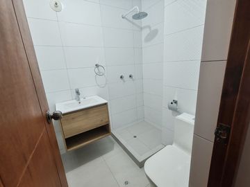 DEPARTAMENTO 1ER PISO CERCA AL MALL AVENTURA Y LAMBRAMANI